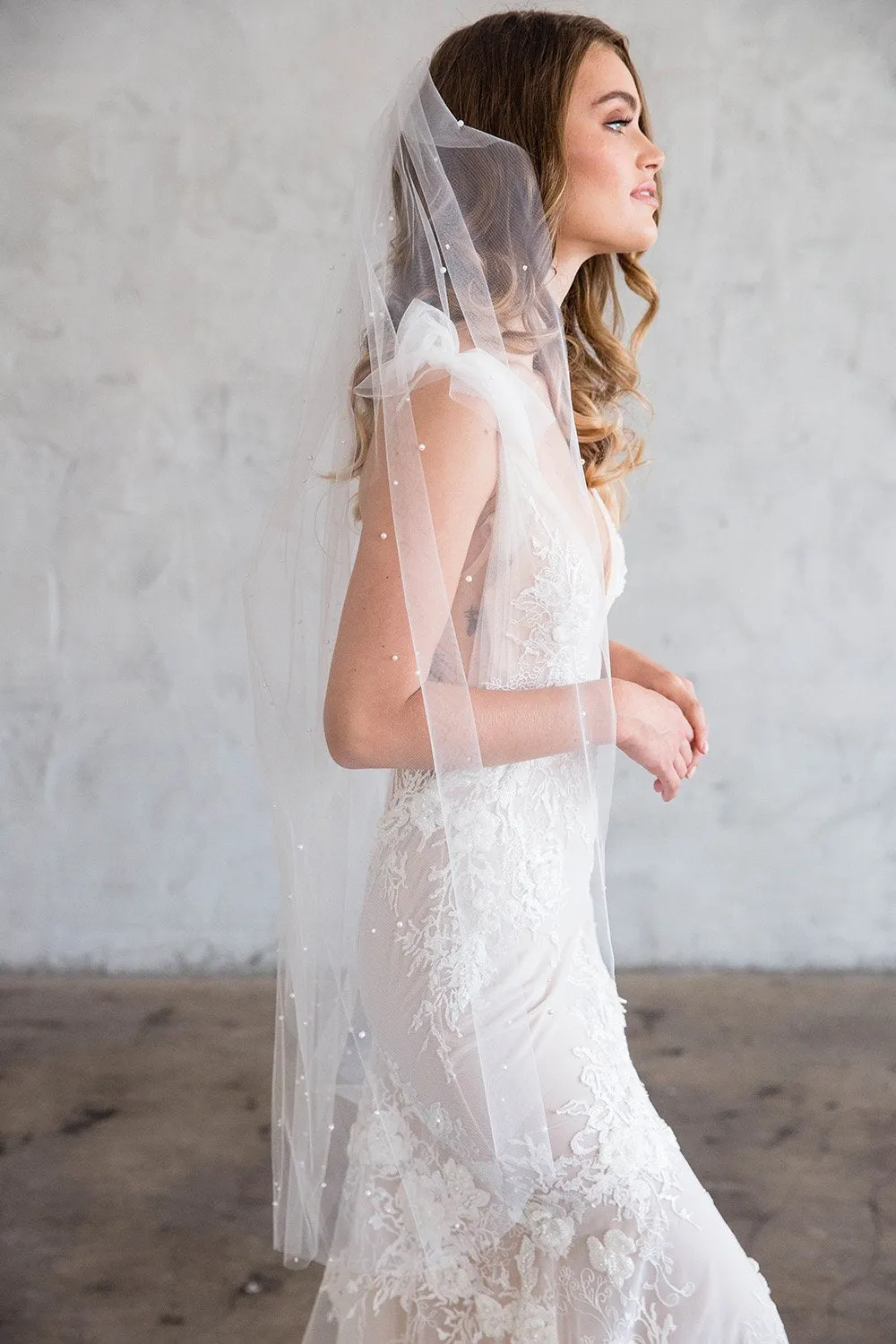 AUDE FINGERTIP VEIL WITH SCATTERED PEARLS