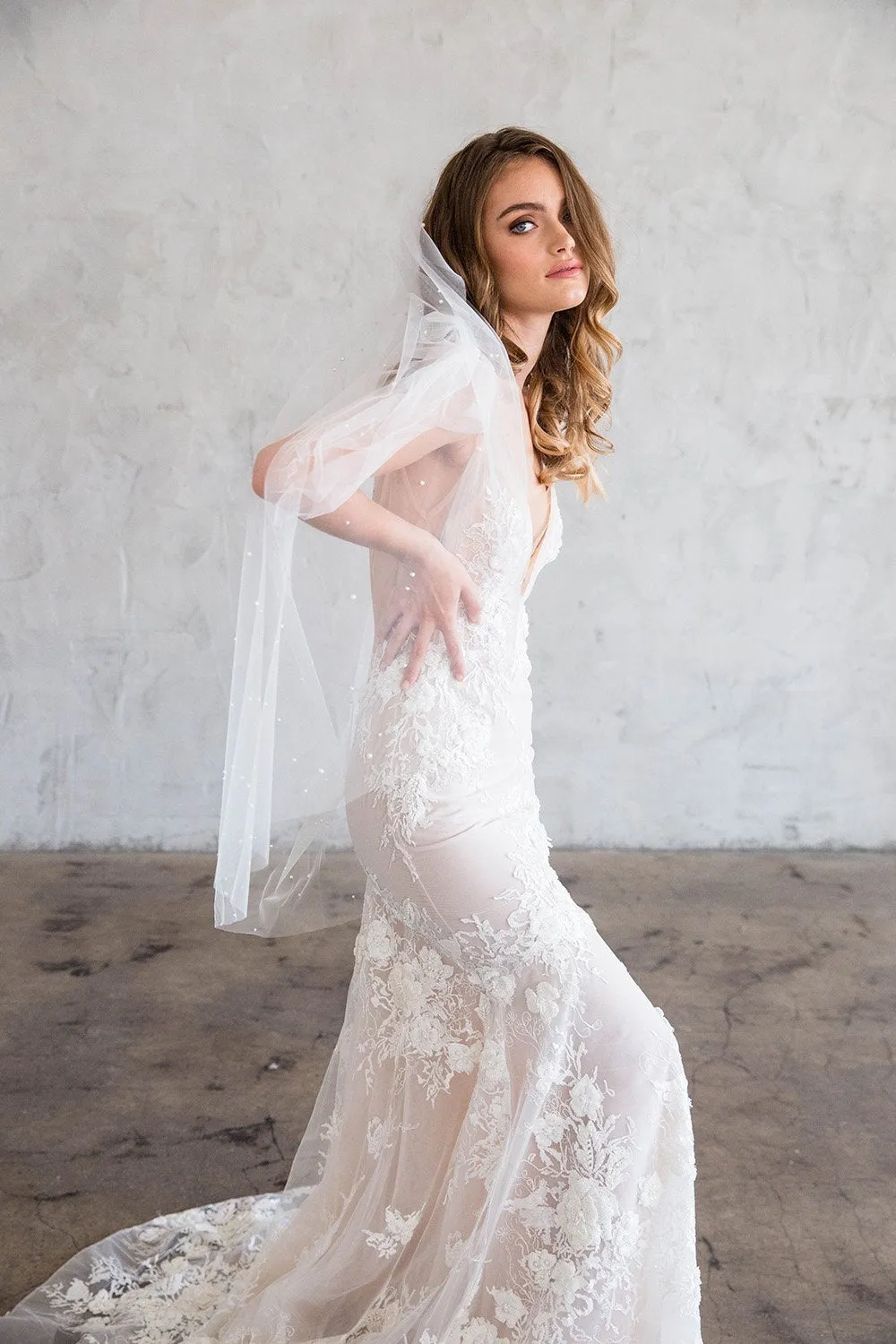 AUDE FINGERTIP VEIL WITH SCATTERED PEARLS