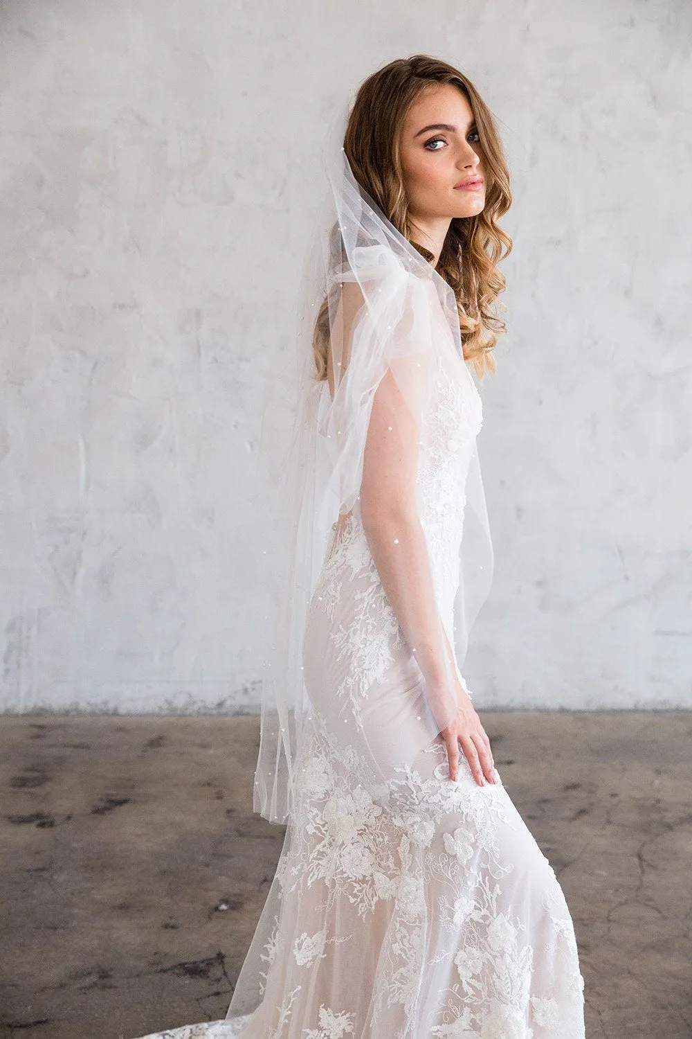 AUDE FINGERTIP VEIL WITH SCATTERED PEARLS