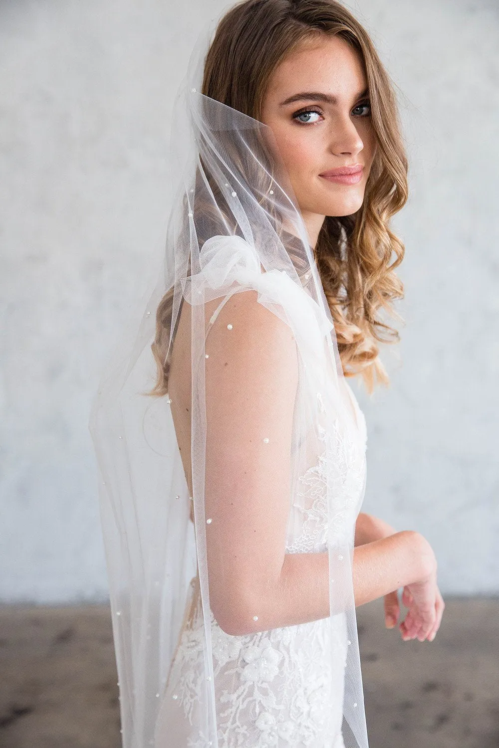AUDE FINGERTIP VEIL WITH SCATTERED PEARLS