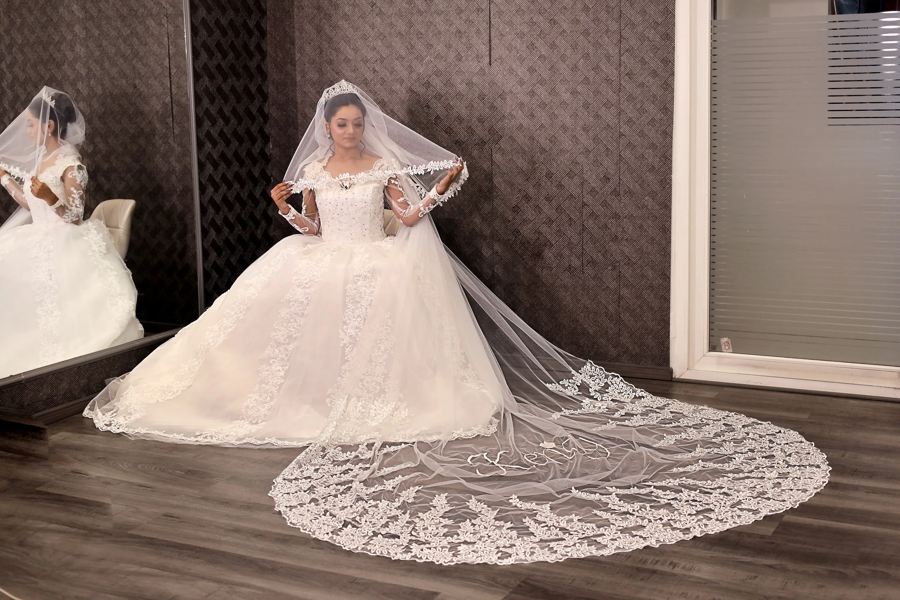 GownLink sparkle Bridal 3.5m Veil with Front-Face Layer and Comb for Christian & Catholic Weddings GLVD30S